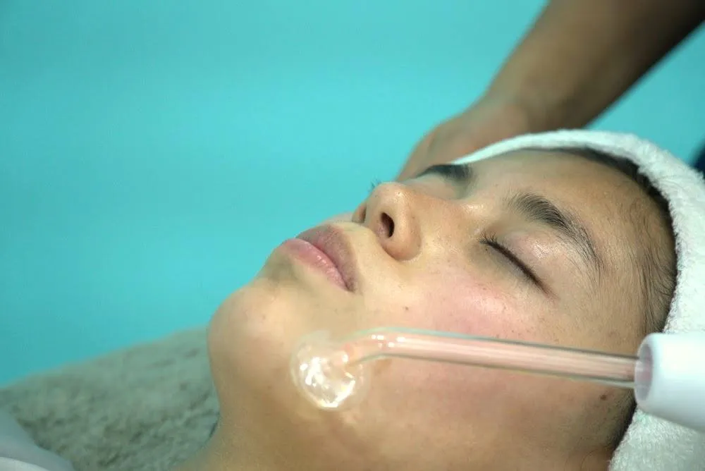 Tratamiento facial con alta frecuencia