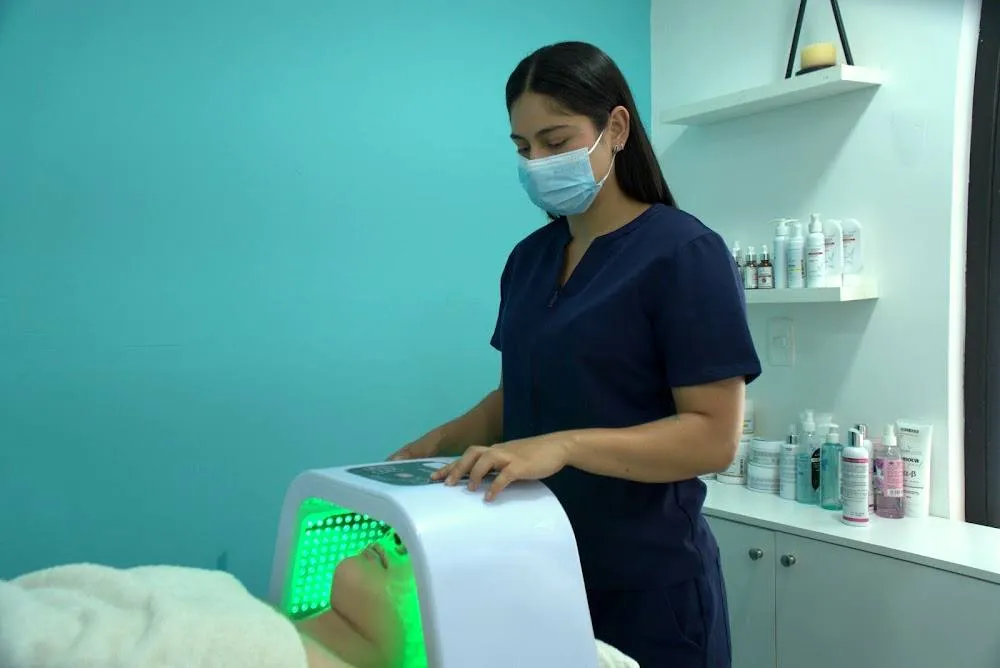 Katherine Cabrera atendiendo en cabina en Samary Spa